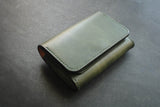This pattern will allow you to make this small wallet with a flap that takes up little space and allows you to carry the necessities, it has three pockets for cards and a central compartment for bills and coins.