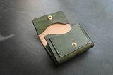 This pattern will allow you to make this small wallet with a flap that takes up little space and allows you to carry the necessities, it has three pockets for cards and a central compartment for bills and coins.