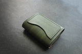 This pattern will allow you to make this small wallet with a flap that takes up little space and allows you to carry the necessities, it has three pockets for cards and a central compartment for bills and coins.