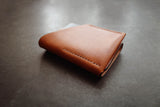 This simple to make wallet will delight beginners as well as more experienced craftsmen. Made of two pieces of leather and a snap, it is very practical to use and does not take up too much space in the pocket. 