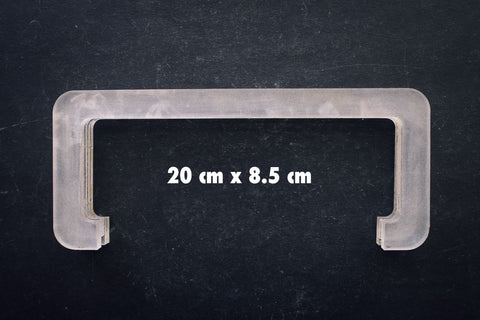 This acrylic mold is available will help you to perfectly assemble zippers on wallets.  Available in two standard sizes: 20 x 8.5 cm et 10 x 8.5 cm, select the one you like.